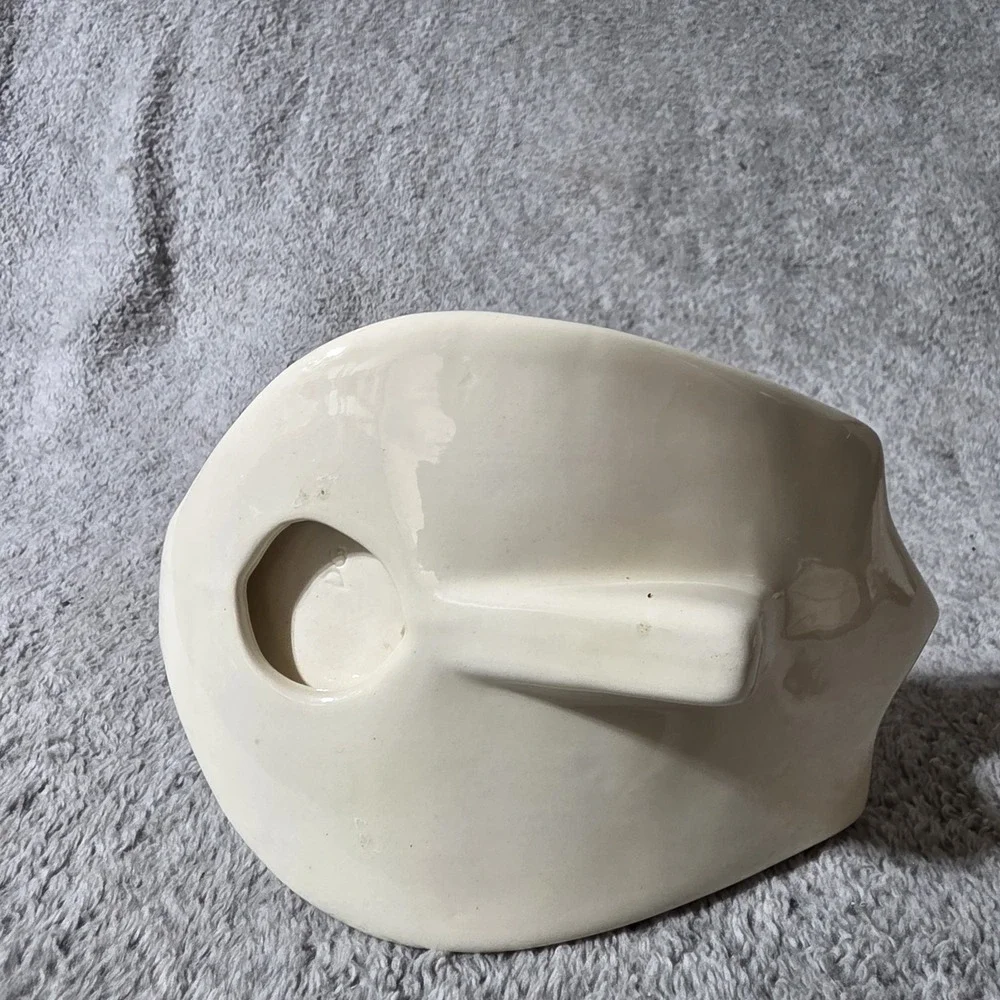 Vintage White Sean Ceramic Soap Or Towel Holder